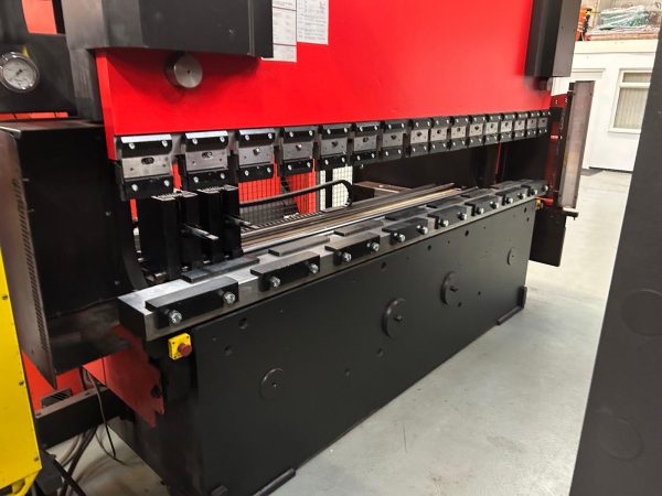 AMADA MULTI  AXIS CNC 170 TONS X 3100 HYDRAULIC DOWNSTROKING PRESS BRAKE - Image 4