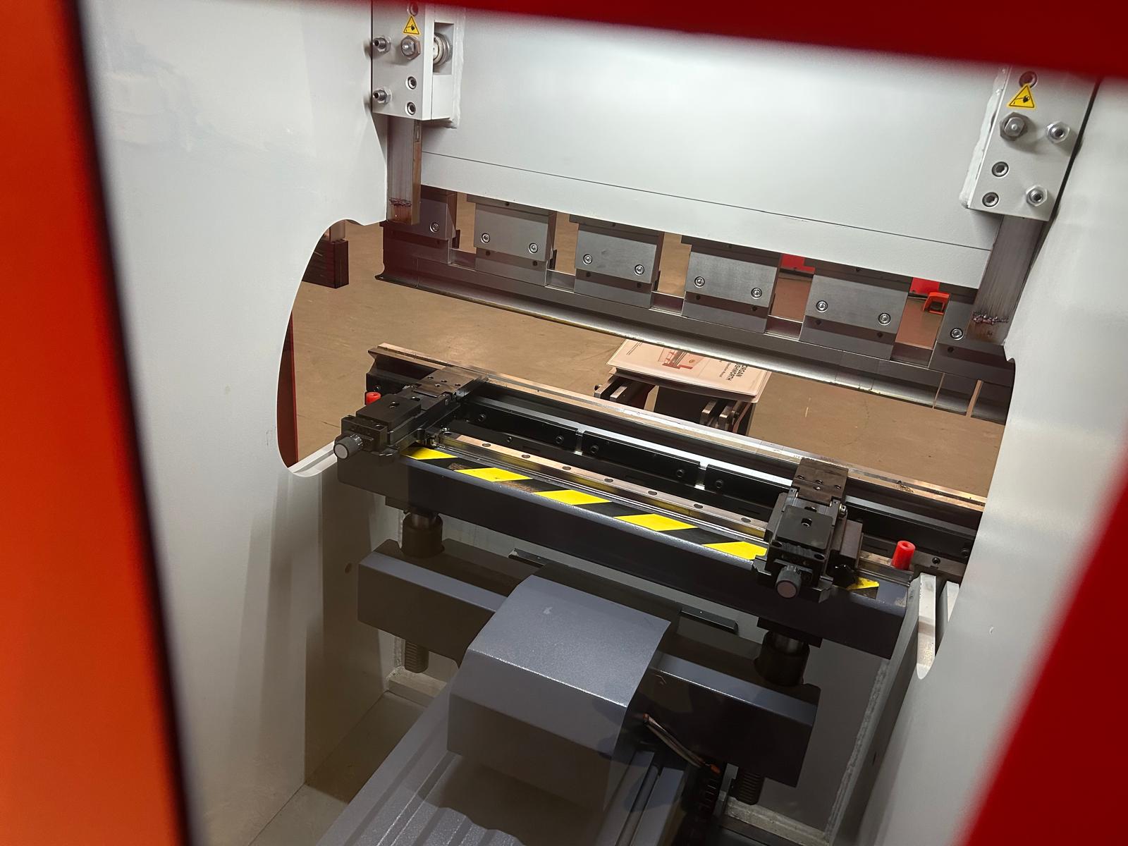 BAYKAL PBS 1250-40 HYDRAULIC DOWNSTROKING CNC PRESS BRAKE - Image 10