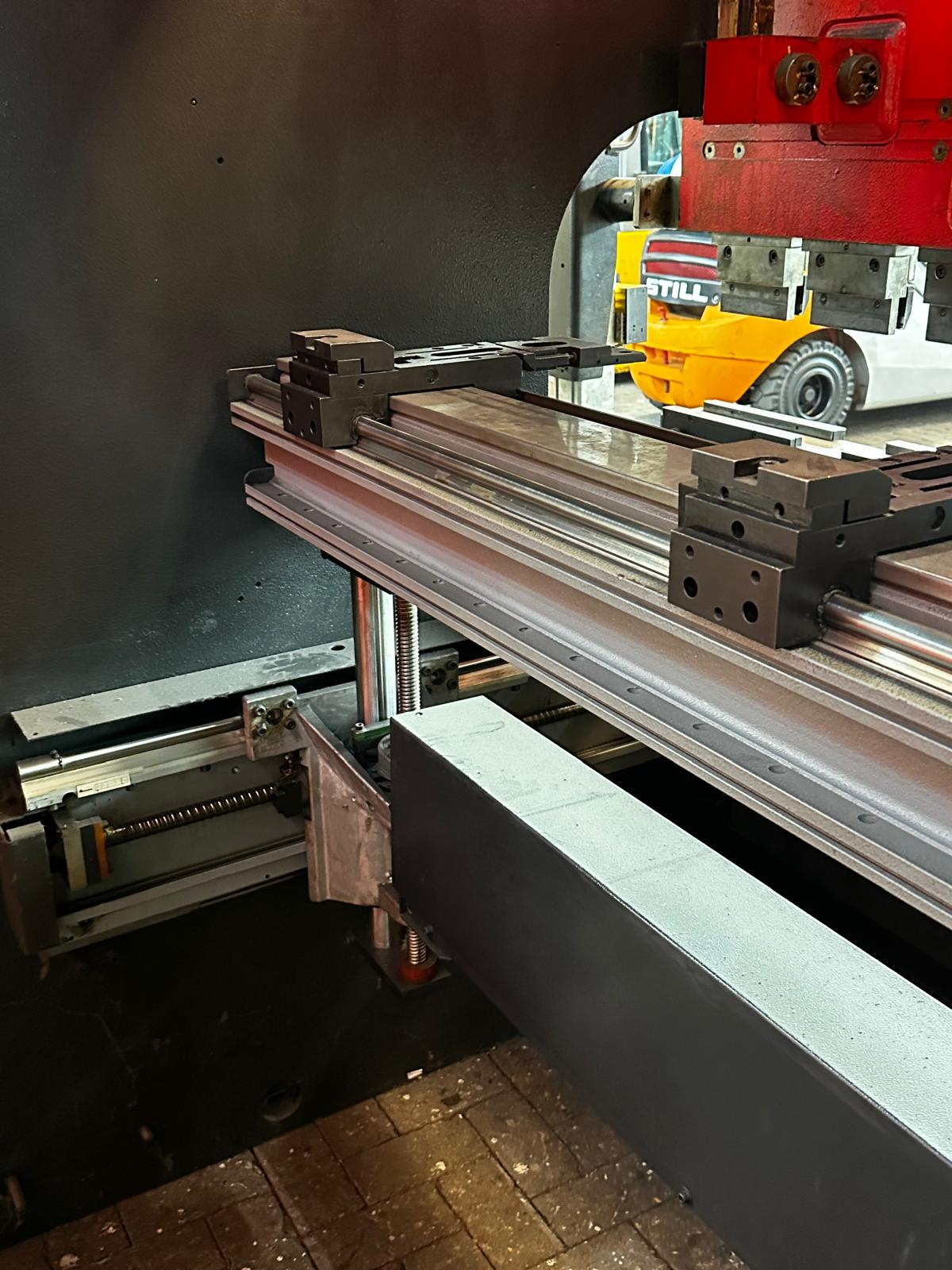 AMADA press brake HFT 130-3 - Image 8